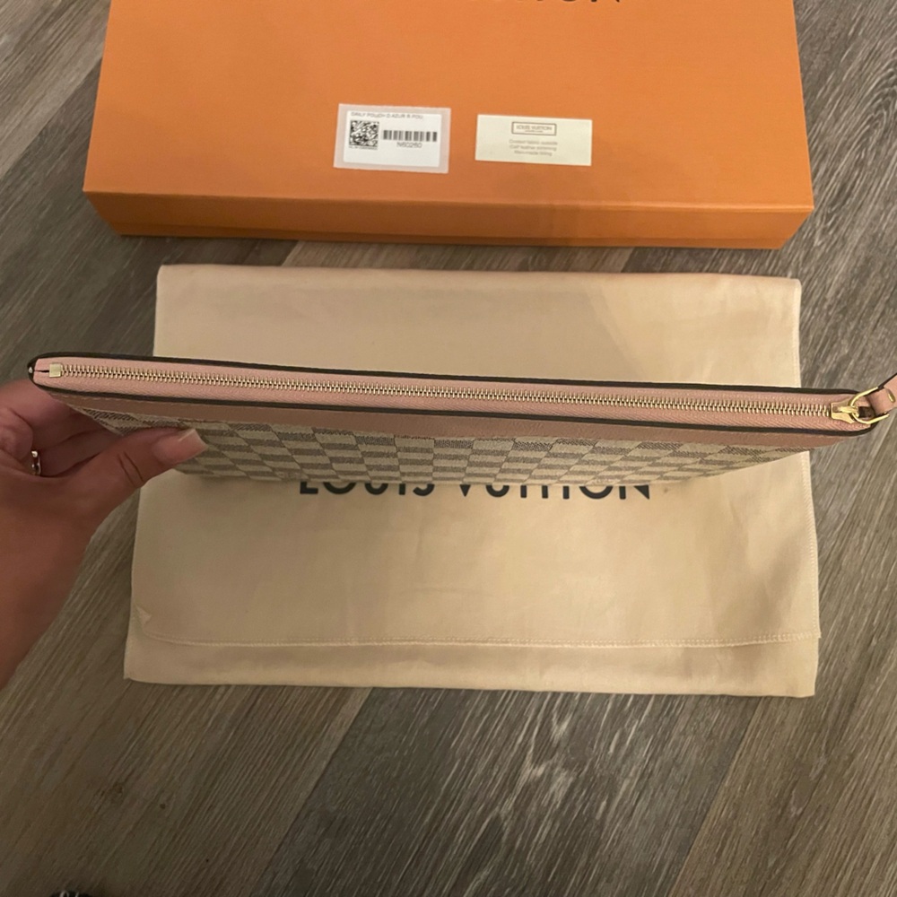 Louis Vuitton Daily Pouch - Picture 5 of 9